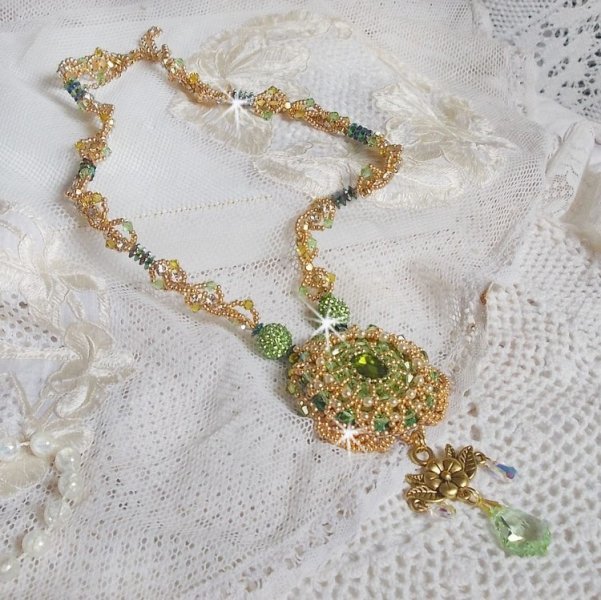 Collana Garden Party ricamata con un cristallo verde di Boemia, perline Swarovski e perline Miyuki.
