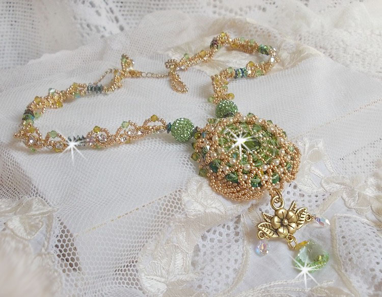 Collana Garden Party ricamata con un cristallo verde di Boemia, perline Swarovski e perline Miyuki.