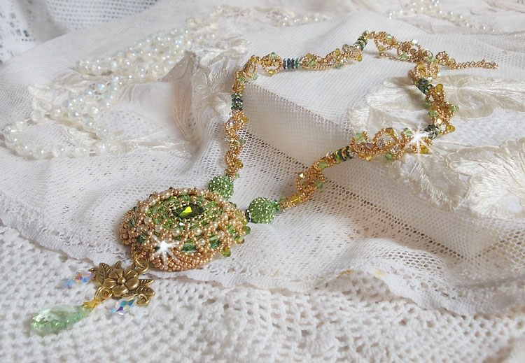 Collana Garden Party ricamata con un cristallo verde di Boemia, perline Swarovski e perline Miyuki.
