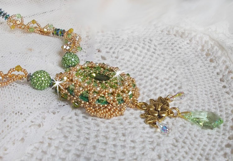Collana Garden Party ricamata con un cristallo verde di Boemia, perline Swarovski e perline Miyuki.