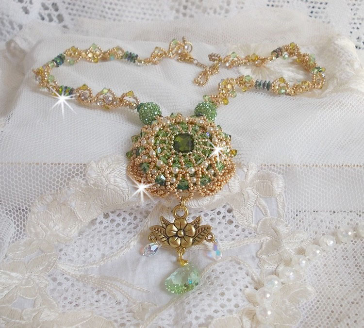 Collana Garden Party ricamata con un cristallo verde di Boemia, perline Swarovski e perline Miyuki.