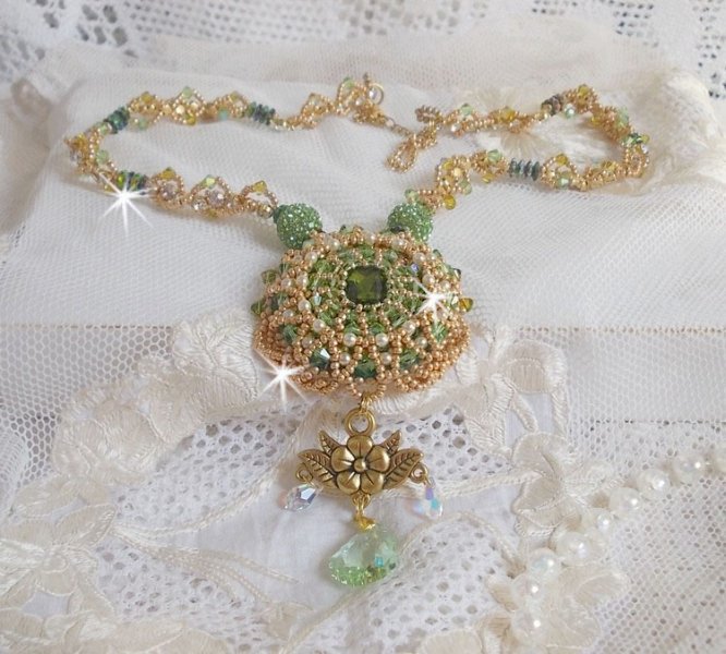 Collana Garden Party ricamata con un cristallo verde di Boemia, perline Swarovski e perline Miyuki.