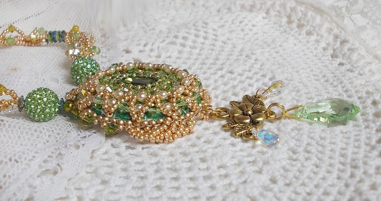 Collana Garden Party ricamata con un cristallo verde di Boemia, perline Swarovski e perline Miyuki.
