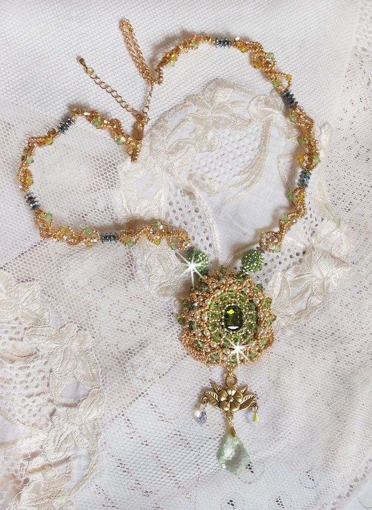 Collana Garden Party ricamata con un cristallo verde di Boemia, perline Swarovski e perline Miyuki.