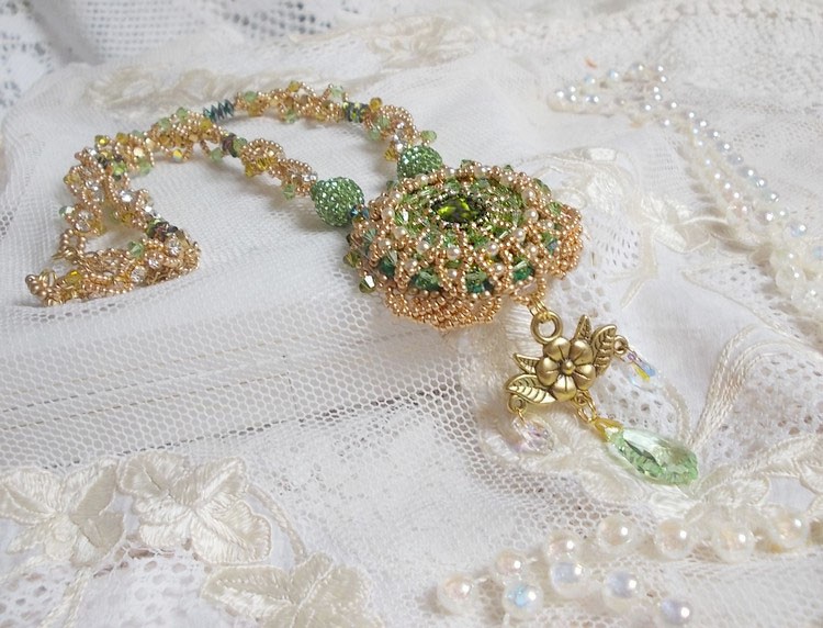 Collana Garden Party ricamata con un cristallo verde di Boemia, perline Swarovski e perline Miyuki.