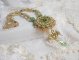 Collana Garden Party ricamata con un cristallo verde di Boemia, perline Swarovski e perline Miyuki.