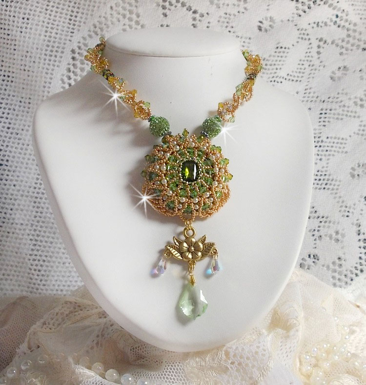Collana Garden Party ricamata con un cristallo verde di Boemia, perline Swarovski e perline Miyuki.