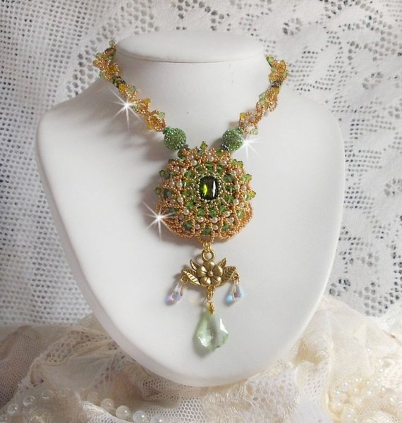 Collana Garden Party ricamata con un cristallo verde di Boemia, perline Swarovski e perline Miyuki.