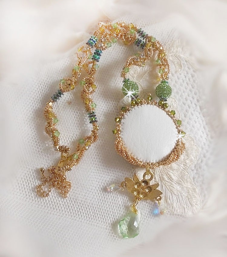 Collana Garden Party ricamata con un cristallo verde di Boemia, perline Swarovski e perline Miyuki.
