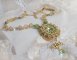 Collana Garden Party ricamata con un cristallo verde di Boemia, perline Swarovski e perline Miyuki.