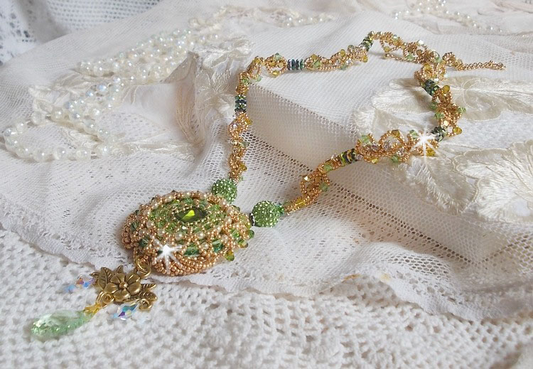 Collana Garden Party ricamata con un cristallo verde di Boemia, perline Swarovski e perline Miyuki.