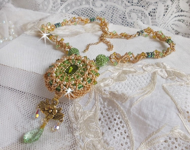 Collana Garden Party ricamata con un cristallo verde di Boemia, perline Swarovski e perline Miyuki.