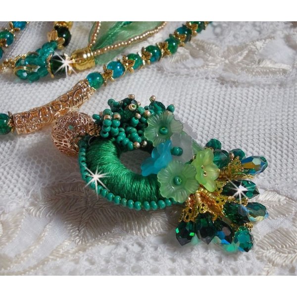 Collana Iris verde ricamata con cotone DMC verde smeraldo, cristalli Swarovski, perline di resina e perline di semi.