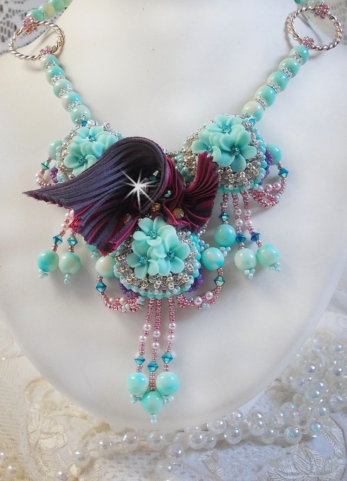 Collana Blue Flowers Haute-Couture ricamata con cristalli Swarovski, nastro di seta tartufo/raspberry e perle di semi