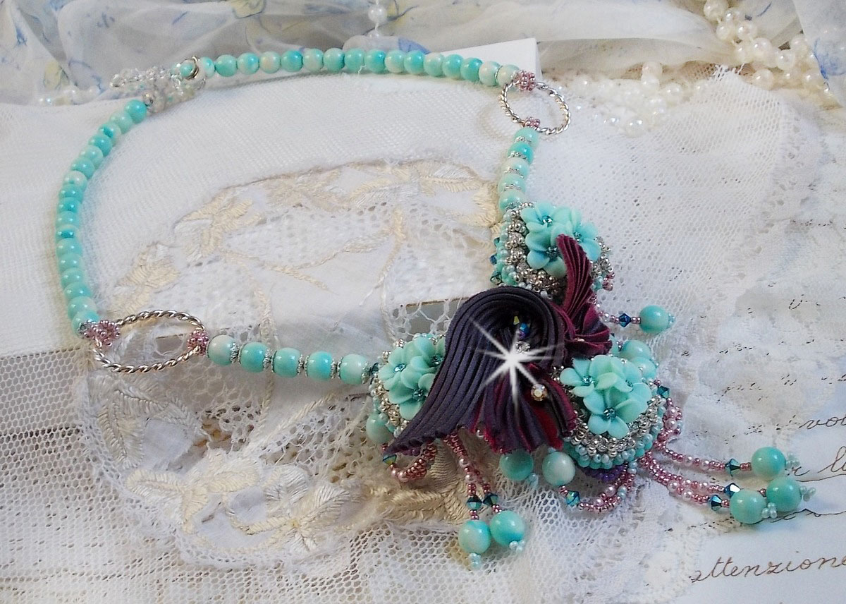 Collana Blue Flowers Haute-Couture ricamata con cristalli Swarovski, nastro di seta tartufo/raspberry e perle di semi