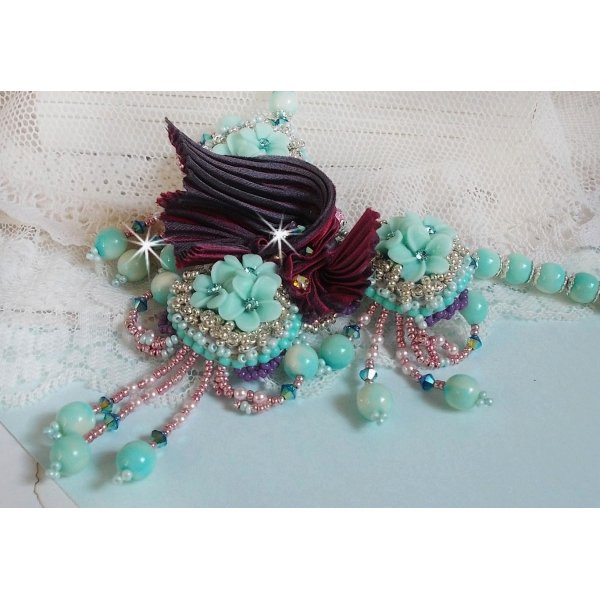 Collana Blue Flowers Haute-Couture ricamata con cristalli Swarovski, nastro di seta tartufo/raspberry e perle di semi