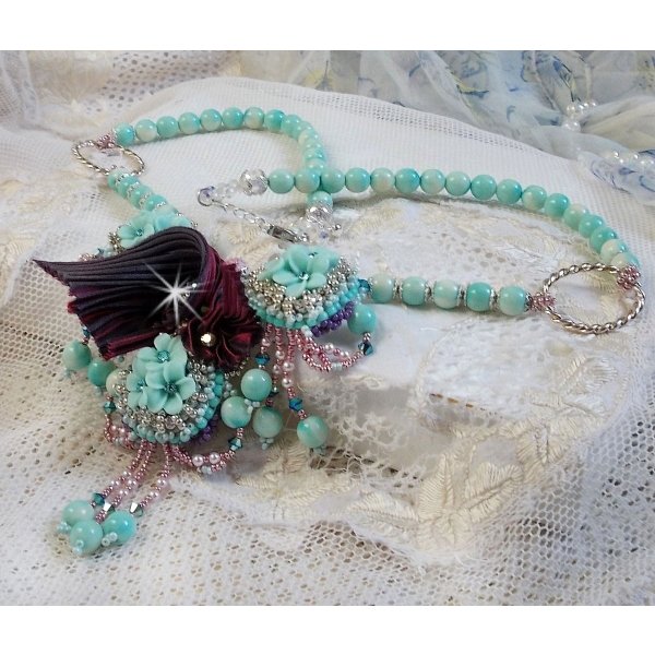 Collana Blue Flowers Haute-Couture ricamata con cristalli Swarovski, nastro di seta tartufo/raspberry e perle di semi