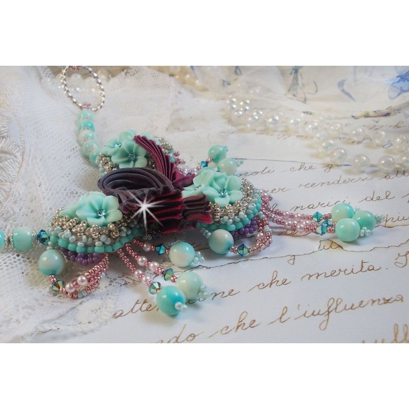 Collana Blue Flowers Haute-Couture ricamata con cristalli Swarovski, nastro di seta tartufo/raspberry e perle di semi