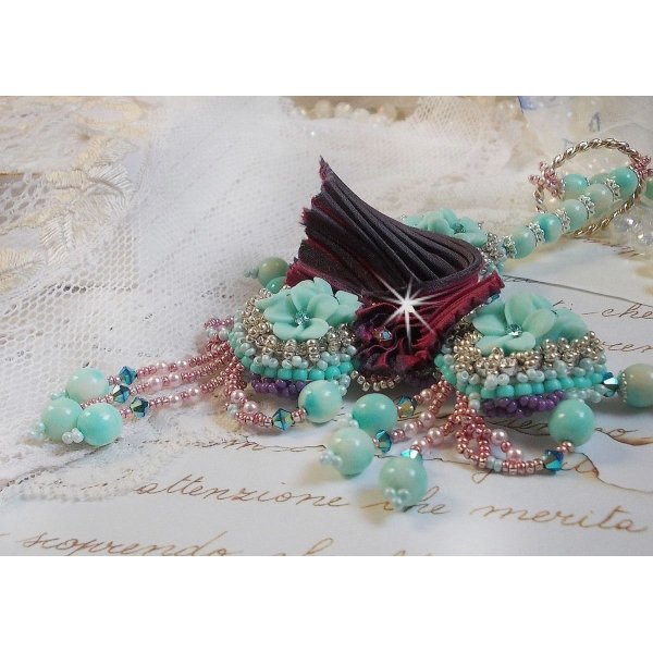 Collana Blue Flowers Haute-Couture ricamata con cristalli Swarovski, nastro di seta tartufo/raspberry e perle di semi