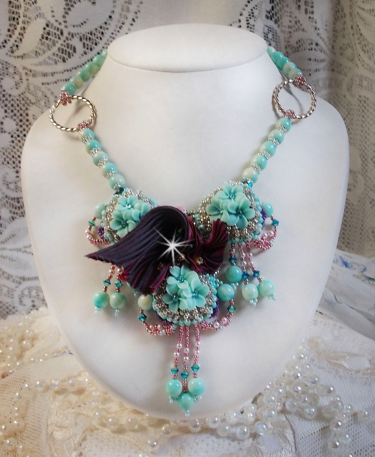 Collana Blue Flowers Haute-Couture ricamata con cristalli Swarovski, nastro di seta tartufo/raspberry e perle di semi