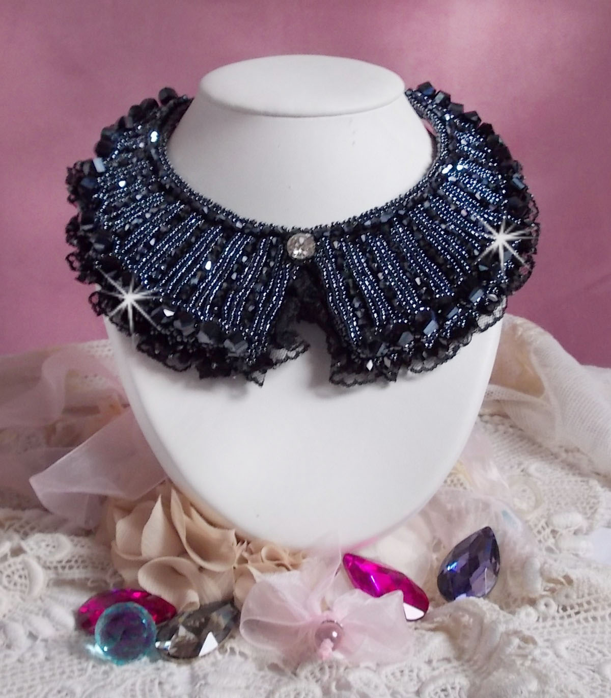 Collana con cristalli Swarovski e pizzo nero stile Haute-Couture