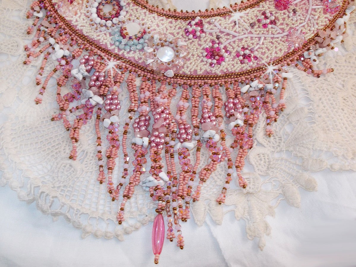 Collana Rose Royale, ricamata con perle semipreziose, cristalli Swarovski e perle varie di qualità Haute-Couture