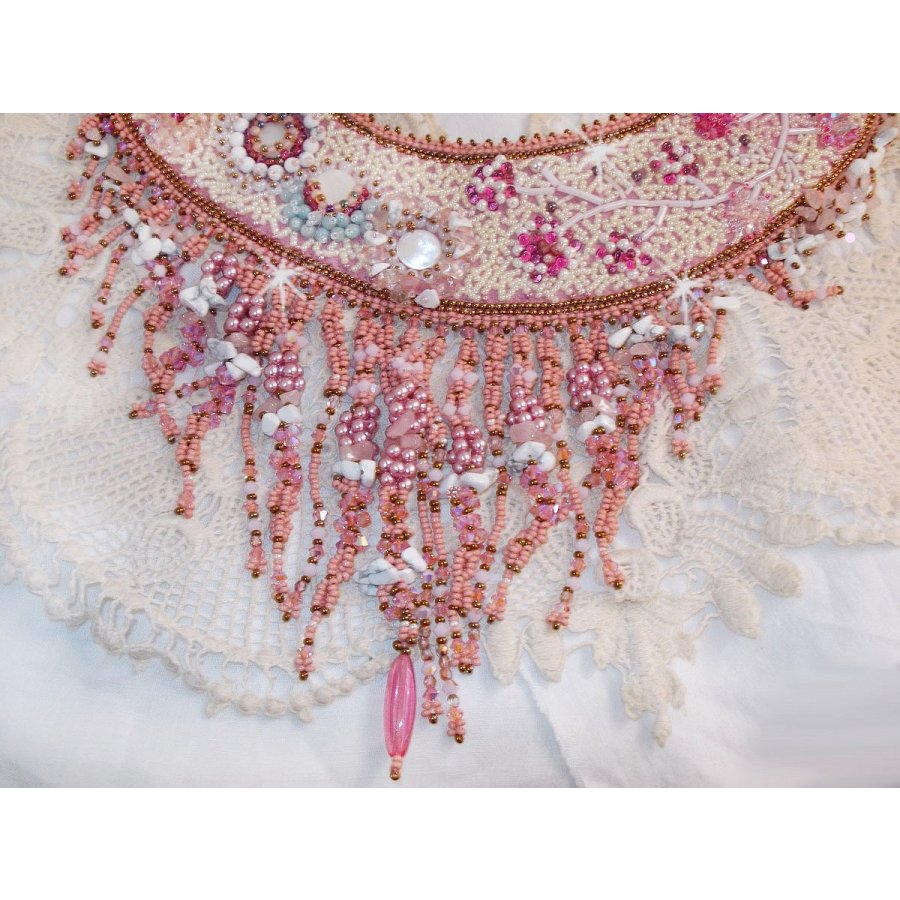 Collana Rose Royale, ricamata con perle semipreziose, cristalli Swarovski e perle varie di qualità Haute-Couture