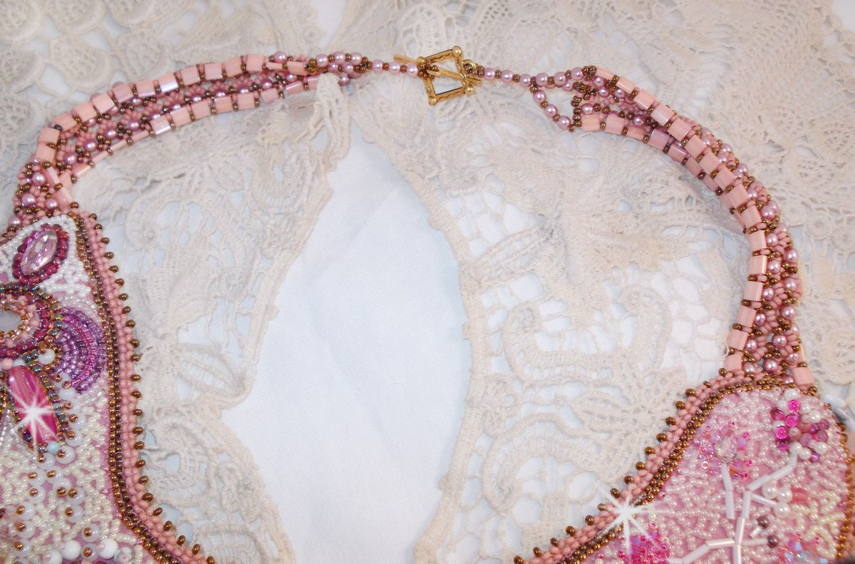 Collana Rose Royale, ricamata con perle semipreziose, cristalli Swarovski e perle varie di qualità Haute-Couture