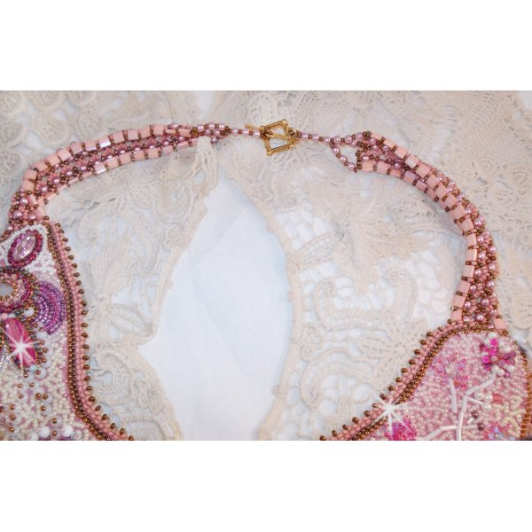 Collana Rose Royale, ricamata con perle semipreziose, cristalli Swarovski e perle varie di qualità Haute-Couture