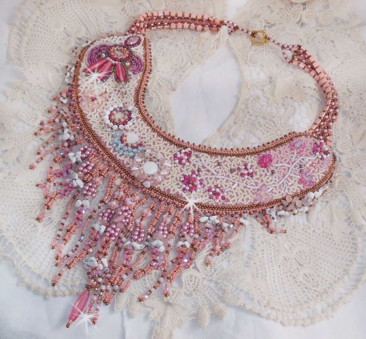 Collana Rose Royale, ricamata con perle semipreziose, cristalli Swarovski e perle varie di qualità Haute-Couture