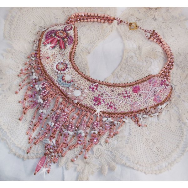 Collana Rose Royale, ricamata con perle semipreziose, cristalli Swarovski e perle varie di qualit&agrave; Haute-Couture