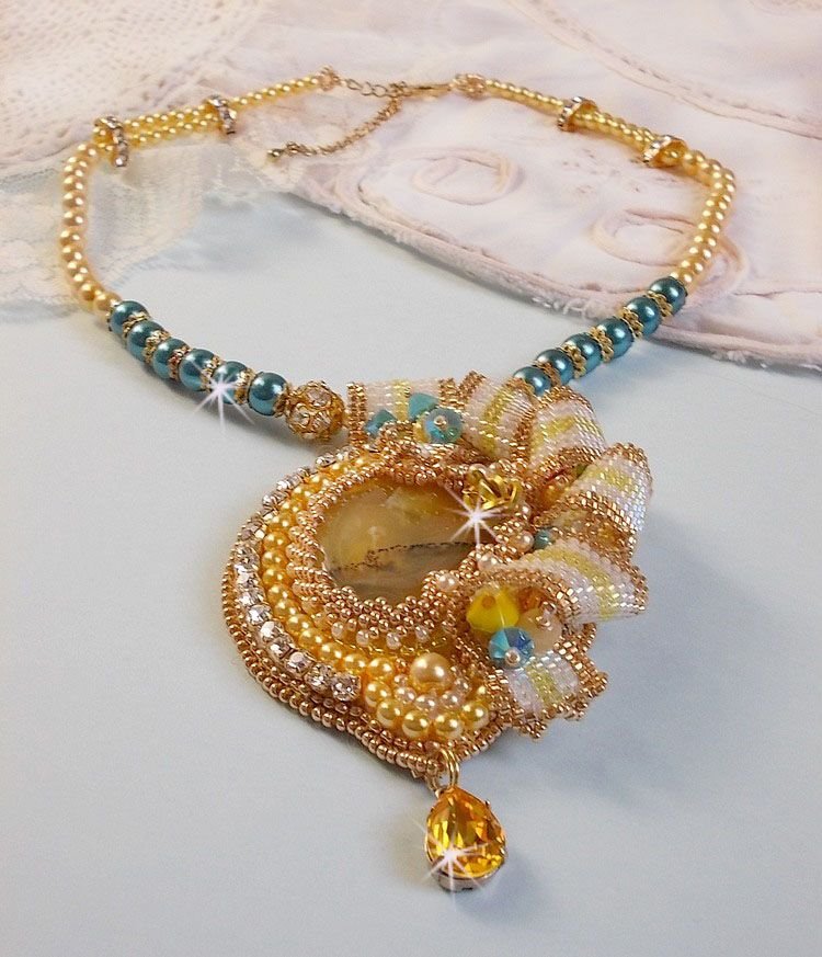 Pendente Haute-Couture Sunflower Gold ricamato con perline placcate oro 24 carati, opale del Madagascar e cristalli Swarovski.