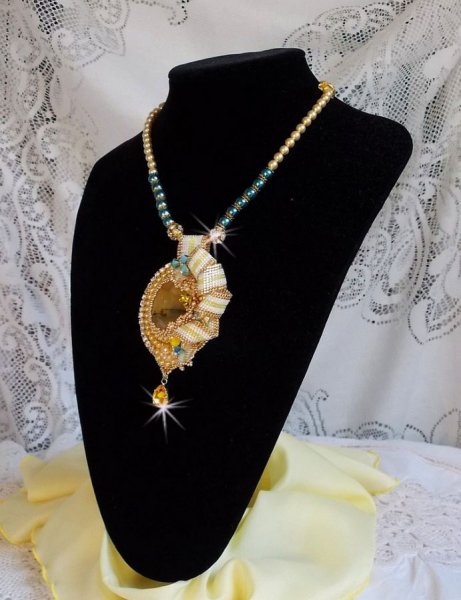 Pendente Haute-Couture Sunflower Gold ricamato con perline placcate oro 24 carati, opale del Madagascar e cristalli Swarovski.