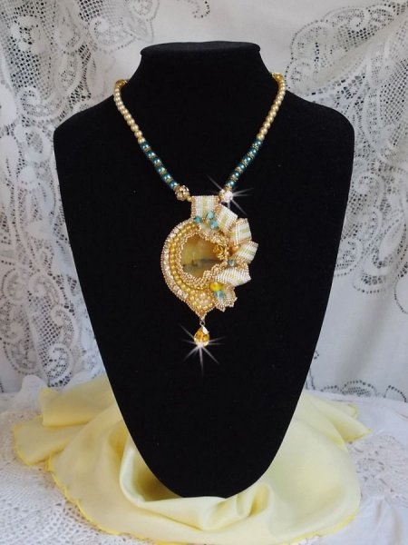 Pendente Haute-Couture Sunflower Gold ricamato con perline placcate oro 24 carati, opale del Madagascar e cristalli Swarovski.