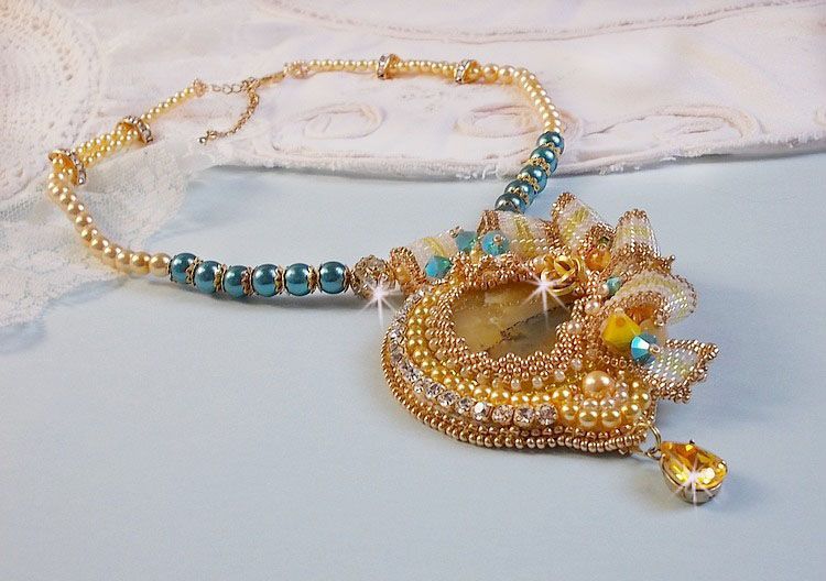 Pendente Haute-Couture Sunflower Gold ricamato con perline placcate oro 24 carati, opale del Madagascar e cristalli Swarovski.