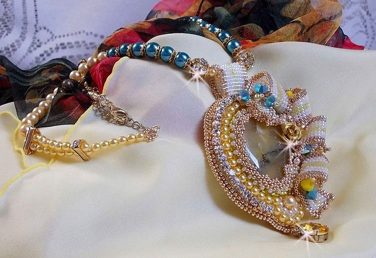 Pendente Haute-Couture Sunflower Gold ricamato con perline placcate oro 24 carati, opale del Madagascar e cristalli Swarovski.
