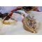 Pendente Haute-Couture Sunflower Gold ricamato con perline placcate oro 24 carati, opale del Madagascar e cristalli Swarovski.