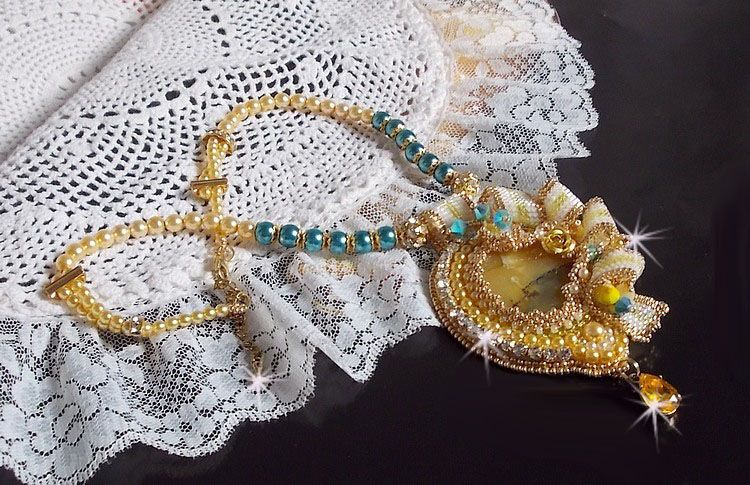 Pendente Haute-Couture Sunflower Gold ricamato con perline placcate oro 24 carati, opale del Madagascar e cristalli Swarovski.