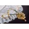Pendente Haute-Couture Sunflower Gold ricamato con perline placcate oro 24 carati, opale del Madagascar e cristalli Swarovski.