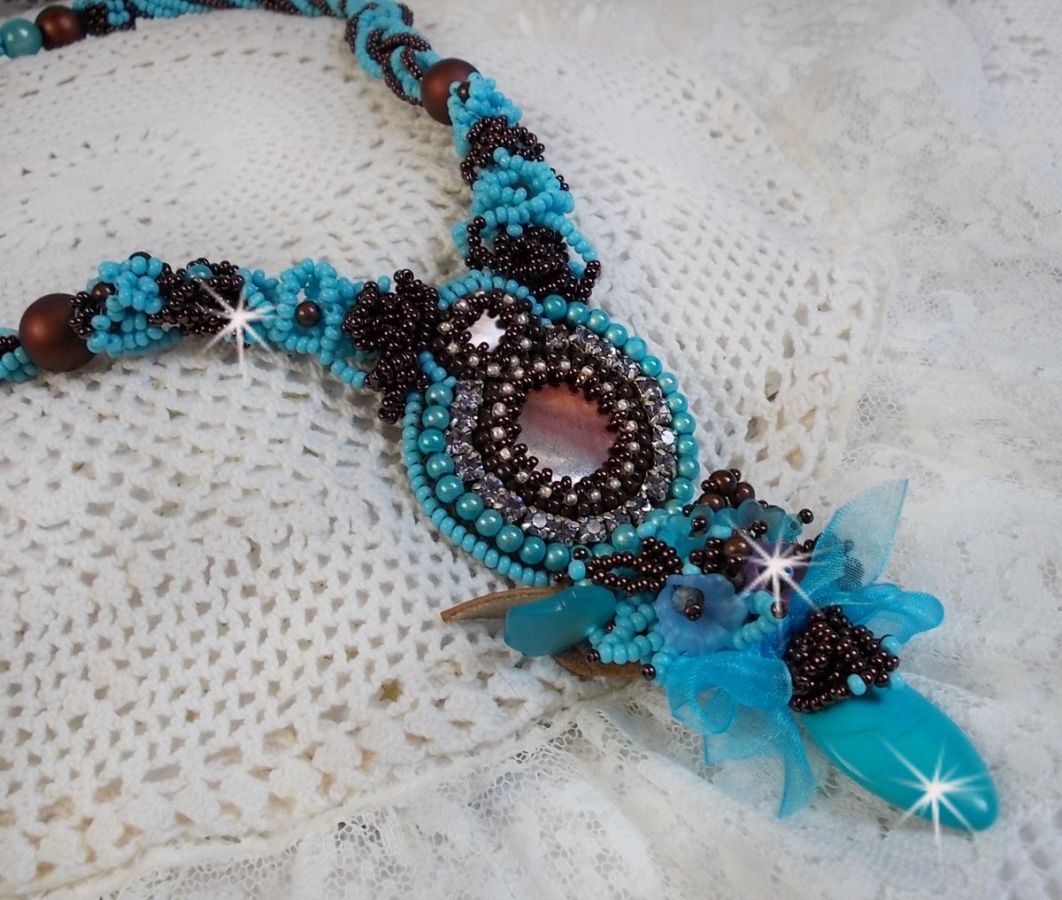 Collana Haute-Couture in turchese ricamato con cristalli Swarovski e pietre semipreziose