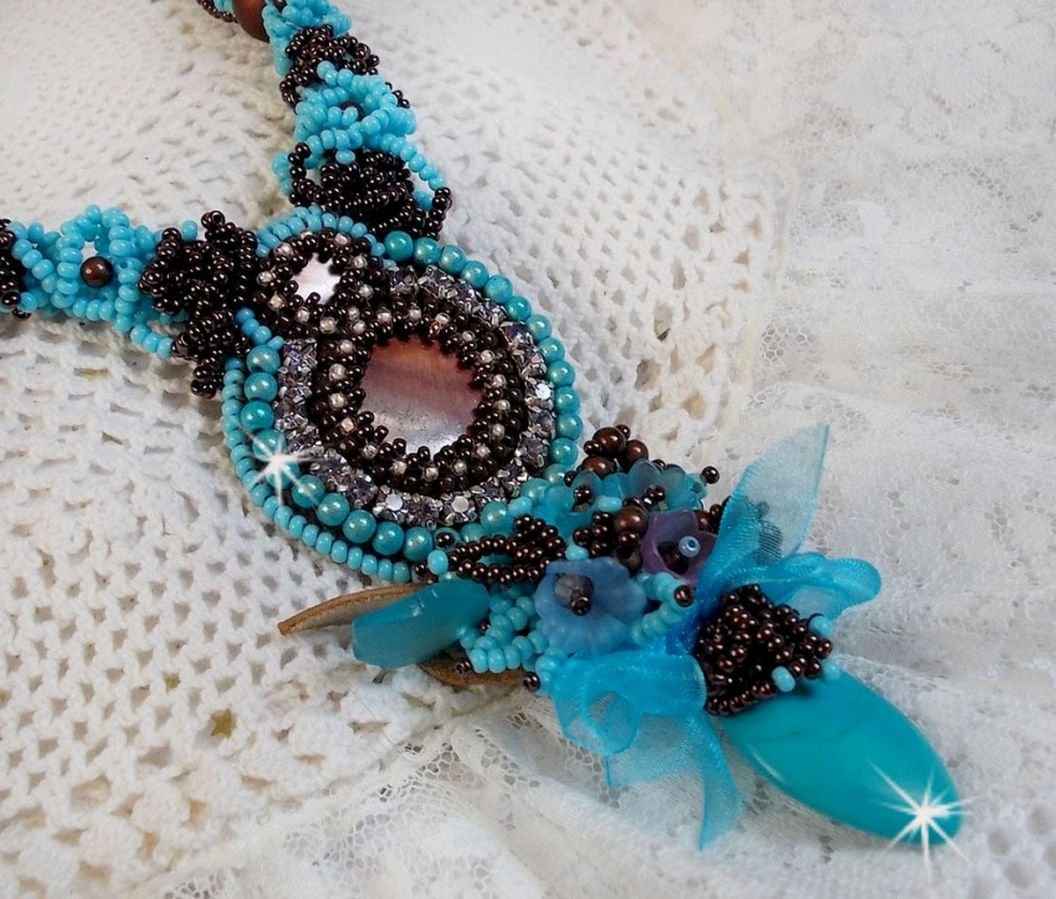 Collana Haute-Couture in turchese ricamato con cristalli Swarovski e pietre semipreziose