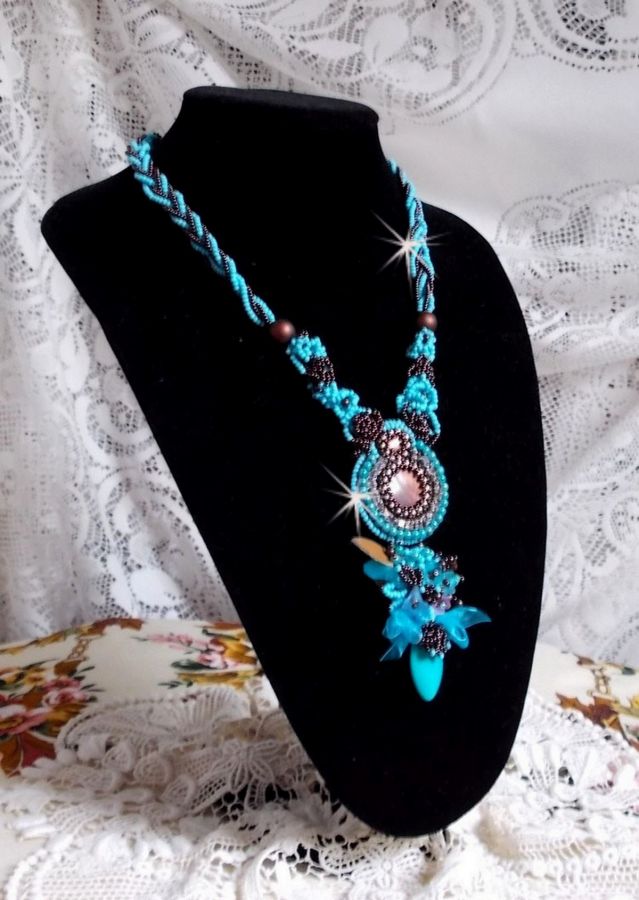 Collana Haute-Couture in turchese ricamato con cristalli Swarovski e pietre semipreziose