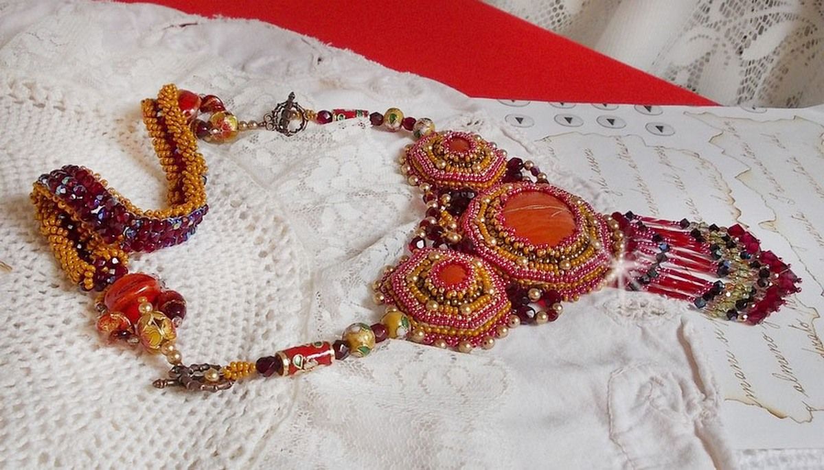 Collana in diaspro rosso con pietre semipreziose Diaspro rosso con cristalli Swarovski, perle di cloisonne, Murano e perle di semi