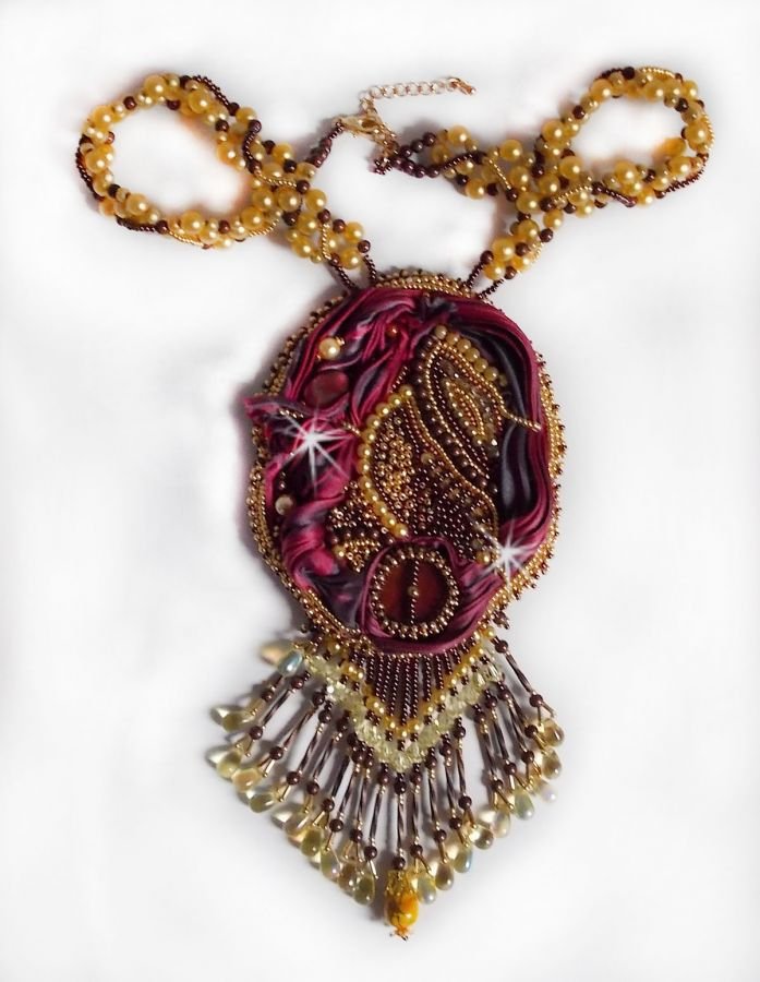 Collier Laetitia Forever brodée avec un ruban de soie Bordeaux/Marron et Purple, un disque en nacre, des perles rondes nacrées, des gouttes et des rocailles