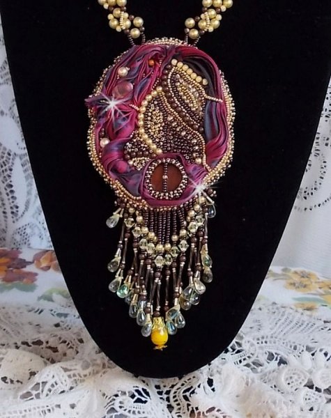Collier Laetitia Forever brod&eacute;e avec un ruban de soie Bordeaux/Marron et Purple, un disque en nacre, des perles rondes nacr&eacute;es, des gouttes et des rocailles