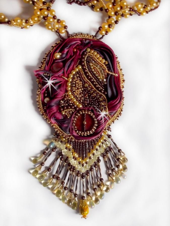 Collier Laetitia Forever brodée avec un ruban de soie Bordeaux/Marron et Purple, un disque en nacre, des perles rondes nacrées, des gouttes et des rocailles