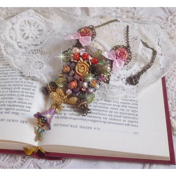 Collier Lis&egrave;re de For&ecirc;t Fleurie mi-long, c&eacute;ramique, cristaux, fleurs, perles, breloques, accessoires Laiton et m&eacute;tal, une belle for&ecirc;t !	