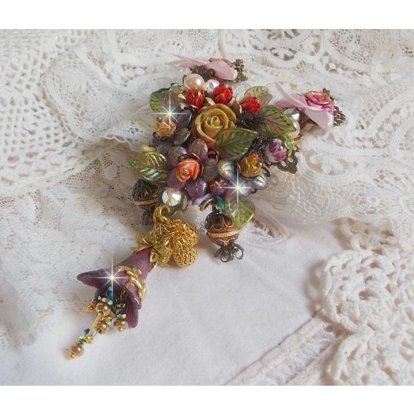 Collier Lis&egrave;re de For&ecirc;t Fleurie mi-long, c&eacute;ramique, cristaux, fleurs, perles, breloques, accessoires Laiton et m&eacute;tal, une belle for&ecirc;t !	