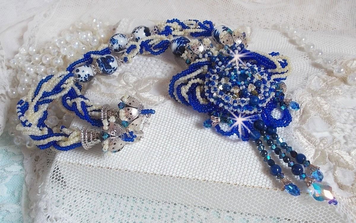 Collana Lotus Flowers ricamata con perle veneziane blu/bianco Capri e cristalli Swarovski