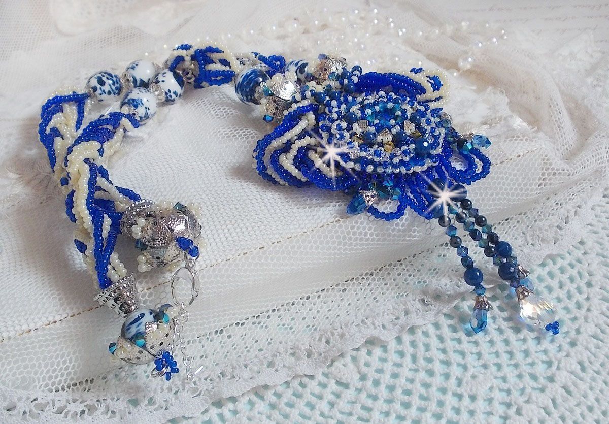 Collana Lotus Flowers ricamata con perle veneziane blu/bianco Capri e cristalli Swarovski